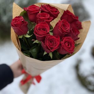 букет з 11 червоних троянд фото букета