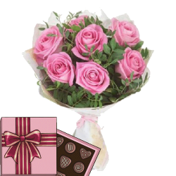 Фото товара 7 рожевих троянд із зеленню та цукерки в Коломиї