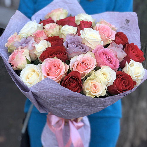 33 різнокольорові троянди в Коломиї фото