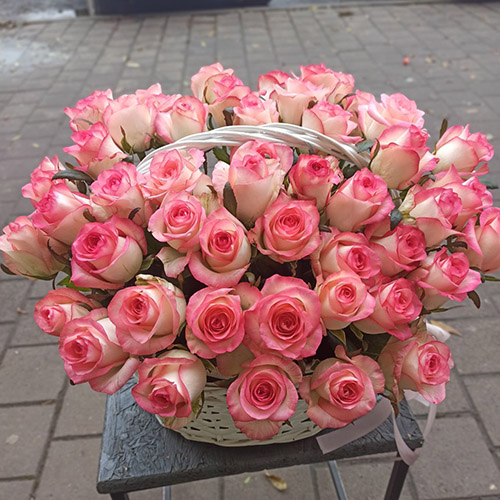 живе фото товару "51 троянда “Джумілія” в кошику"