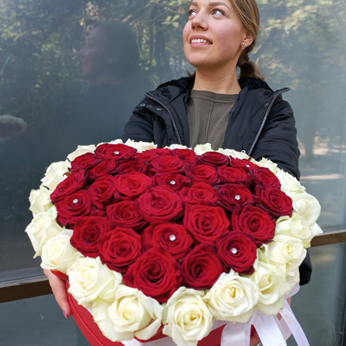 живе фото товару "51 троянда у формі серця в коробці"