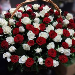 Фото товара Кошик червоних і білих троянд в Коломиї